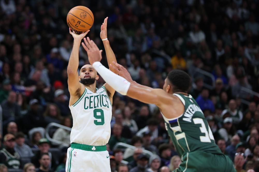 一名在门前 一名在门前