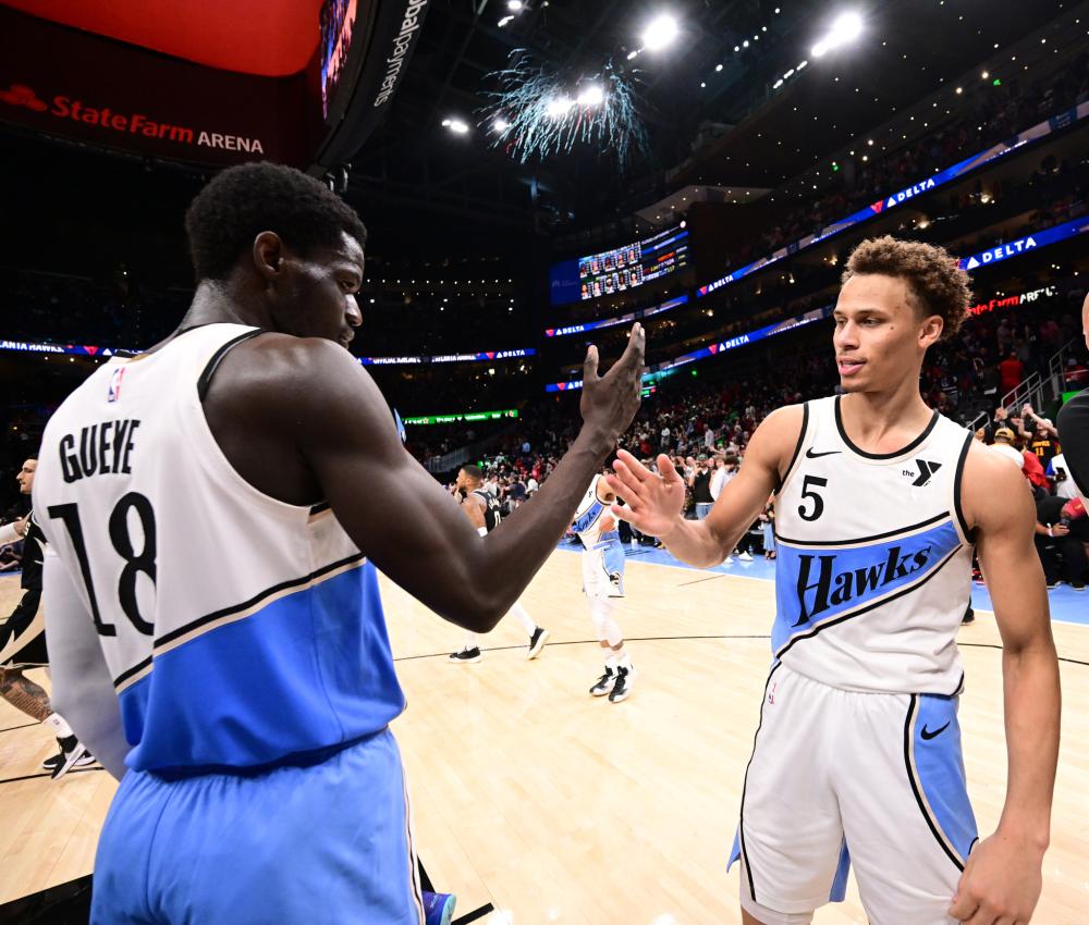 一名在门前 一名在门前